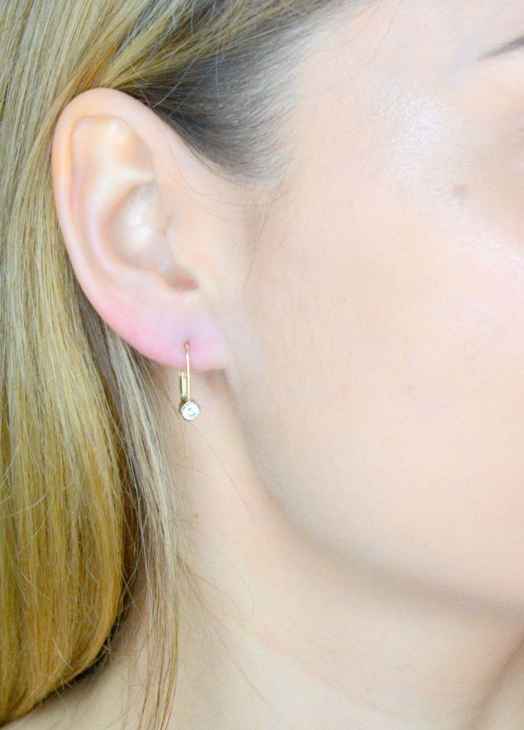 Złote kolczyki 375 wiszące z okrągłą cyrkonią KL 7369 375. Kolczyki zostały wykonane z najwyższej jakości próby żółtego złota 375. Kolczyki posiadają wygodne zapięcie na bigiel. Długość kolczyków wynosi 1,7 cm. Waga około 1,45 gram..jpg